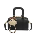 Schwarze Litschi-Muster Retro Handtasche für Damen mit süßem Plüsch-Anhänger und Gurt. - Schwarz