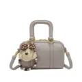Graue PU Leder Retro Kissen Tasche mit süßem Welpen Plüsch Anhänger, modische Umhängetasche. - Grau