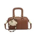 Braune Leder-Textur Boston Handtasche stilvolle Umhängetasche Kissen Tasche mit Bär - Braun