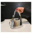 Silberne Metallic Eimer Tasche mit Perlen und Herz Griff, trendige Umhängetasche für Damen. - Silber