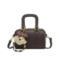 Braune Litschi-Textur Leder Boston Tasche mit süßem Bär Anhänger und Umhängeträger für Damen. - Braun