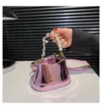 Modische holografische rosa Eimer Tasche mit Perlen und Herz Griff für trendige Frauen. - Rosa