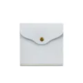 Bolsa de almacenamiento de mascarilla de cuero blanco portatil con boton de presion y costura. - Azul claro