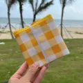 Alfombra de picnic plegable de cuadros amarillo blanco impermeable esterilla de playa - 45x45 cm / Cuadros Amarillos