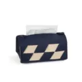 Caja de pañuelos de cuero azul oscuro con patrón de rombos beiges para decoración de mesa. - Azul marino