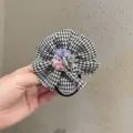 Coletero de tela a cuadros blancos y negros con pequeños y lindos detalles florales para el peinado diario. - Cuerda para el pelo con flor negra