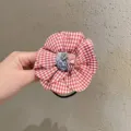 Detalle de coletero de tela con flor, bonito accesorio de estilo japonés a cuadros rojos. - Goma de Pelo de Flor Rojo Vino