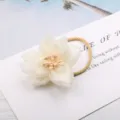 Weißer Mesh Blumen Haargummi, elegantes florales Design für das tägliche Styling und Accessoires. - Haargummi Modell / Aprikose