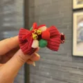 Weihnachtliche rote Kord Haarspange mit Schleife, bunten Pompons sowie Glocken für Kinder. - Weinrote Haarspange CC