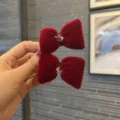 Rote Samt Schleife Haarspange für Mädchen, süßes rosa Kristallzentrum, Winter Haarschmuck. - 2er Set / Rosenrosa Paar Kristallclip D2-6