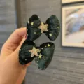 Zauberhafte dunkelgrüne Samt Schleife Haarspangen für Mädchen mit goldenen Sternen. - 2er Set / Dunkelgrünes Paarclip CC