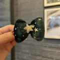 Dunkelgrüne Samt Schleife Haarklammer für Mädchen, glitzernder Stern Winter Haaraccessoire. - Armeegrüne Haarspange CC