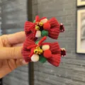 Weihnachtliche rote Schleife Haarspangen mit süssen Pompons und Glocken für Mädchen - 2er Set / Ziegelrotes Paarclip CC