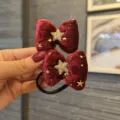 Burgunderroter Samt Schleife Haargummi für Mädchen, süßes Glitzerstern Design, Winter Haarschmuck. - Rotes Haargummi CC
