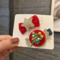 Süße Weihnachtshaarspangen Set mit rotem Samtstern und Bonbon Baum Design für Kinder. - Zweiteiliges Set / Rot