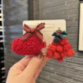 Weihnachtliche Haarspangen Set mit süßem roten Stiefel und Tannenbaum Design für kleine Mädchen. - Rot