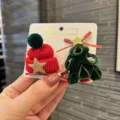 Weihnachten Haarspangen Set mit roter Strickmütze und grünem Samt-Baum Design für Mädchen. - Scharlachrot