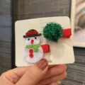 Süße Weihnachts Kinder Haarklammern Set, Schneemann und grüner Pompon Haarspangen. - Zweiteiliges Set / Elfenbein