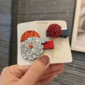 Kinder Weihnacht Haarspange Set mit süßem Weihnachtsmann und glitzerndem roten Bommel Design. - Zweiteiliges Set / Silber