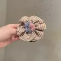 Coletero de tela de cuadros marrones con mini flores dulces para estilo diario encantador. - Goma de Pelo de Flor Marrón Oscuro