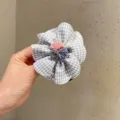 Coletero de flor de tela de cuadros vichy gris, bonito accesorio con pistilos rosa y azul. - Goma de Pelo de Flor Azul Claro