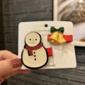Süße Weihnachts-Schneemann und Glocken Haarspangen für Kinder, festliches Accessoire-Set. - Zweiteiliges Set / Khaki
