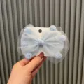 Graziosa molletta per capelli con fiocco in tulle azzurro per ragazze, elegante e alla moda. - Celeste