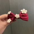 Bordeauxroter Samtschleife Haarspange mit weißen Blumen und Perlen für süße kleine Mädchen. - Haarspange (G3-3) / Burgunderrot