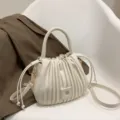Schicke weiße Falten-Beuteltasche mit Kordelzug, vielseitige Umhängetasche für Damen. - Gebrochenes Weiß