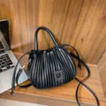 Schwarze plissierte Damentasche, stylische Eimerhandtasche mit schicker quadratischer Schnalle. - Schwarz