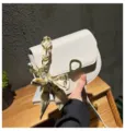 Weisse Satteltasche mit Kettenschal-Riemen, stilvolle Umhaengetasche fuer Damen Variante. - Weiß
