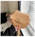 Camelbraune Satteltasche mit Kette und Seidentuch, stylische Damen Umhängetasche. - Gelb
