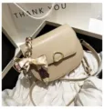 Schicke beige Satteltasche mit dekorativem Tuch und Metallschleife, Umhängetasche. - Khaki
