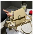 Elegante Damen Satteltasche aus PU Leder mit stilvollem Kettengriff und Schal für Alltag. - Grün
