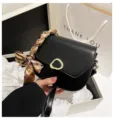 Schwarze Damen Umhängetasche Satteltasche aus PU Leder mit elegantem Schal Kettenriemen - Schwarz
