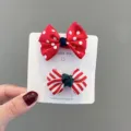 Süße Kleinkind Haarklammern Set mit roten Punkten und gestreiften Schleifen auf Karte - Minnie-Stil Punkte