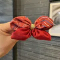 Chic κόκκινο κινέζικο στιλ κεντημένο φιόγκο κλιπ μαλλιών για κορίτσια, εορταστικό ρετρό αξεσουάρ. - Κλιπ Μαλλιών Κεντημένο Μεγάλο Μπορντώ