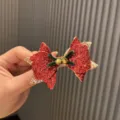 Weihnachten rote Glitzer Schleife Haarklammer mit gruenem Samt und Glocke fuer Kinder. - Rote Glocke Pailletten Haarspange