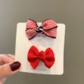 Süßes rotes Schleifen Haarklammer Set für Babys, Stoff Haaraccessoires mit kariertem Design. - Karomuster- und Einfarbigstil