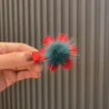Kinder roter Blumen Haarklammer mit gruenem Pluesch Pom-Pom suesse festliche Haarschmuck fuer Maedchen - Rote Blume Grüne Pelz Haarspange