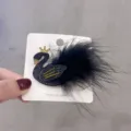 Schwarze Schwan Haarklammer mit Federn und Goldkrone Kinder Haarschmuck Variante A - Schwarzer Schwan
