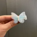 Süße blaue Mesh Schmetterling Haarklammer für Mädchen mit Perlen und voll umwickeltem Design. - Vollständig Umwickelte Klemme / Hellblau
