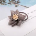 Graues, transparentes Stoffblumen-Haargummi, elegantes Blumen-Pferdeschwanz-Halter-Accessoire. - Grau