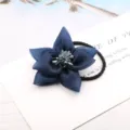 Dunkelblaue Netzgarn 3D Blumen Haargummi, elegantes Haaraccessoire für Frauen und Kinder. - Dunkelblau