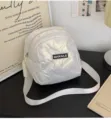 Weisse gesteppte Daunen-Umhaengetasche fuer Damen, stilvolle glänzende Nylontasche mit breitem Gurt. - Weiß