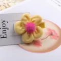 Kinder gelbe fünfblättrige Stoff Blume Haarspange mit rosa flauschigem Zentrum süßes Accessoire - Gelbe Haarklammer-Stil