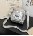 Silberne metallische Stepp-Umhängetasche trendige modische Brot-Schultertasche mit breitem Gurt - Silber