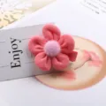 Rosa Stoff Blumen Haarspange für Kinder, süßes Fünf-Blütenblatt Design mit flauschigem Kern. - Rotbraun Haarschlaufe