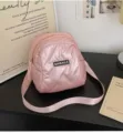 Rosa Puffer Umhängetasche für Damen, stylische gesteppte Schultertasche mit verstellbarem Gurt. - Rosa