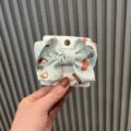 Carino fiocco per capelli azzurro con stampa di funghi rossi, accessorio per bambine. - Fermaglio Intrecciato Verde Chiaro